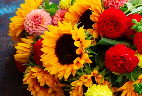 Dahlia and sunflowers — Stock Photo, Image