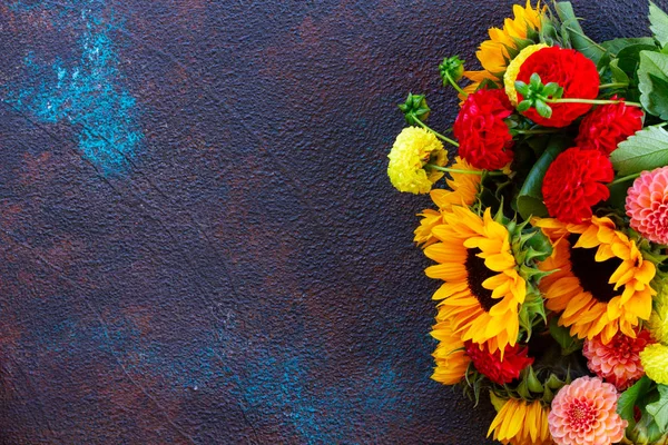 Dahlie und Sonnenblumen — Stockfoto