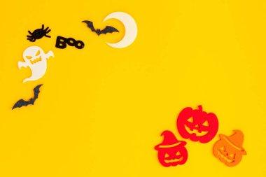 Turuncu arka planda Cadılar Bayramı sahnesi