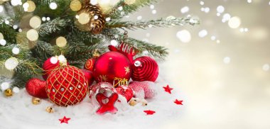 yaprak dökmeyen ağaç ve kırmızı yılbaşı süsleri