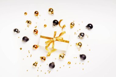 Cam topların olduğu bir Noel sahnesi