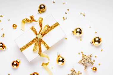 Altın madalyalarla bezenmiş Noel sahnesi