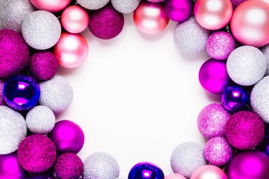 Cam topların olduğu bir Noel sahnesi