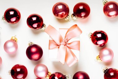 Cam topların olduğu bir Noel sahnesi