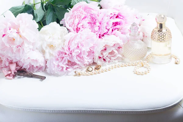 Estilo Vida Casamento Com Flores Frescas Peônia Garrafas Glamour Jóias — Fotografia de Stock
