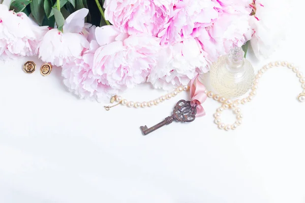 Skelettschlüssel Mit Pfingstrosenblumen Glamourflasche Und Schmuck Auf Weißem Leder Romantisches — Stockfoto