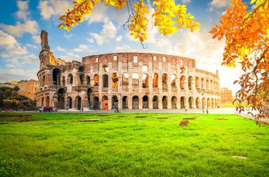 Roma, İtalya 'da gün batımında kolezyum