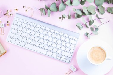 Düz yatıyordu ev ofis çalışma alanı