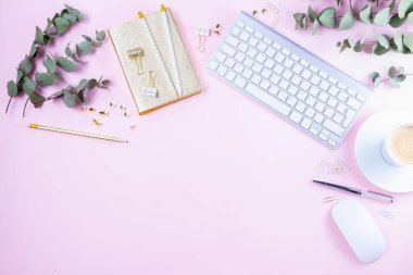 Düz yatıyordu ev ofis çalışma alanı