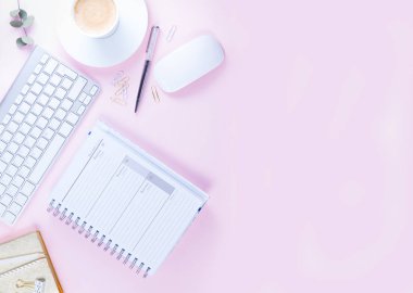 Düz yatıyordu ev ofis çalışma alanı