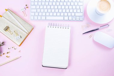 Düz yatıyordu ev ofis çalışma alanı