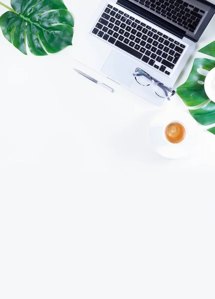 Piso yacía en casa oficina espacio de trabajo — Foto de Stock