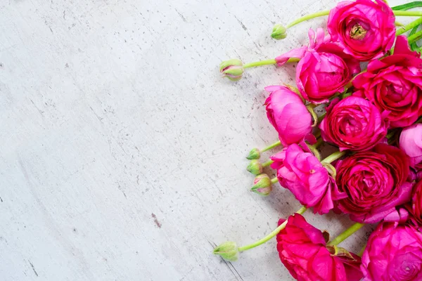 Floral Σύνθεση Ranunculus Λουλούδια Άσπρο Φόντο Ξύλινη Επίπεδη Θέσει Σκηνή — Φωτογραφία Αρχείου