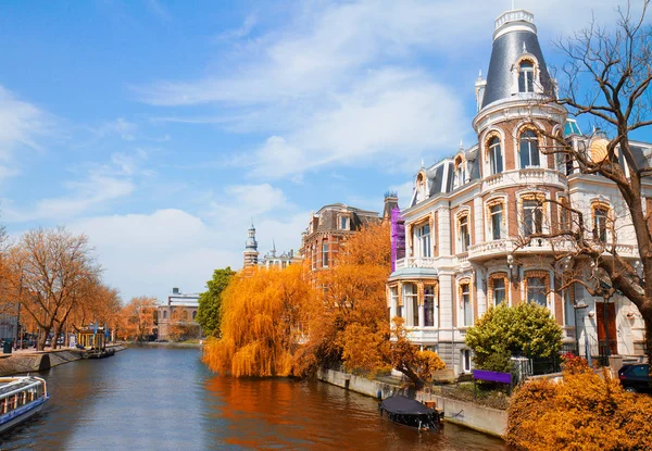 Один из каналов Амстердама — стоковое фото