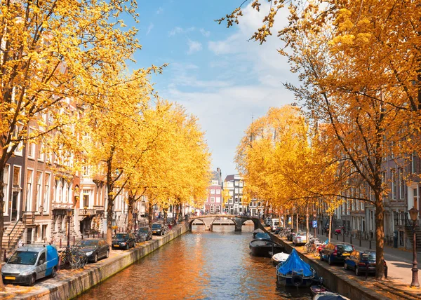 Jednym z kanałów w Amsterdamie, Holandia — Zdjęcie stockowe