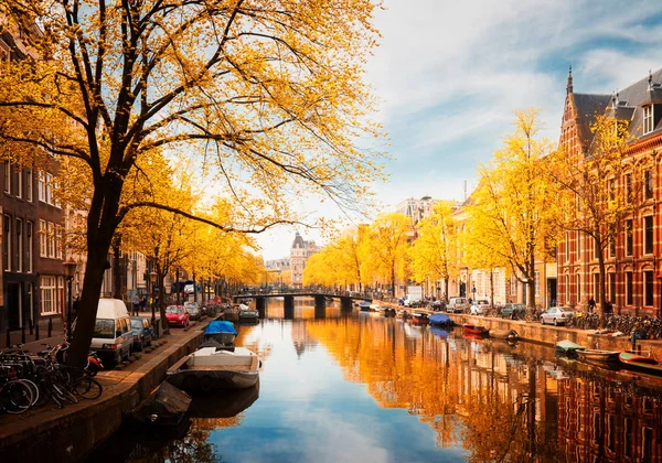 Embanlment van kanaal ring, amsterdam — Stockfoto