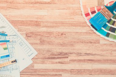 Tasarımcılar çalışma masasında