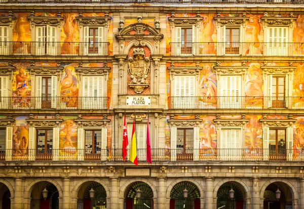 Fasad av gamla byggnad, madrid, Spanien — Stockfoto