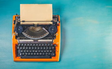 Vintage turuncu daktilo ile çalışma alanı