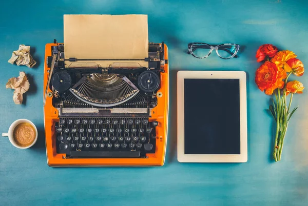 Werkruimte met vintage oranje typemachine — Stockfoto