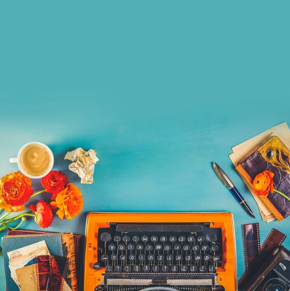 Espacio de trabajo con máquina de escribir naranja vintage — Foto de Stock