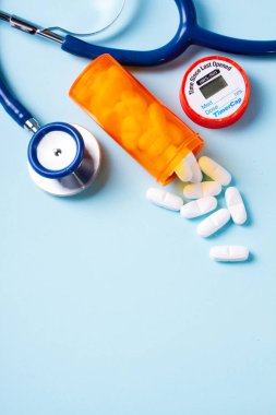 Mavi arka planda beyaz haplar