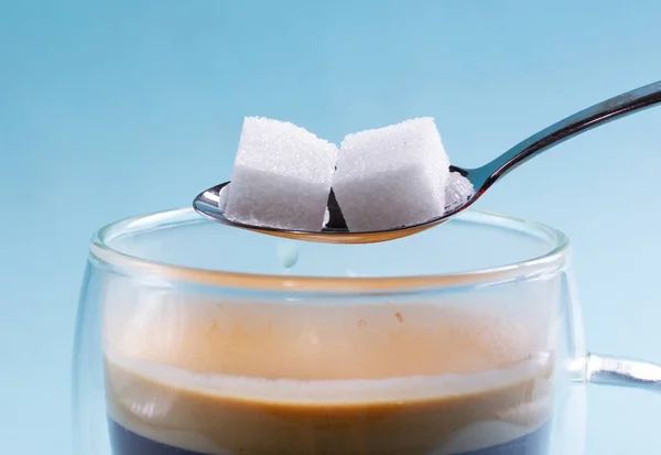 A cubetti di zucchero in cucchiaio — Foto Stock