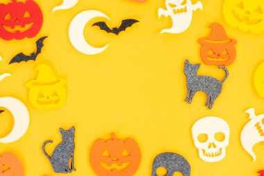 Turuncu arka planda Cadılar Bayramı sahnesi