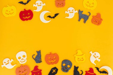 Turuncu arka planda Cadılar Bayramı sahnesi