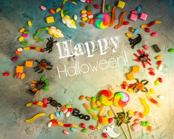 Красочные конфеты на камне на Хэллоуин
