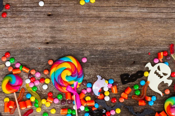 Ahşap üzerine renkli Cadılar Bayramı şekerleri — Stok fotoğraf