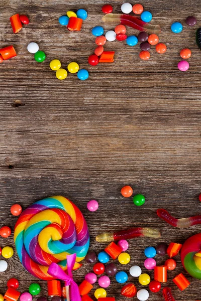 Ahşap üzerine renkli Cadılar Bayramı şekerleri — Stok fotoğraf