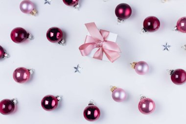 Cam topların olduğu bir Noel sahnesi