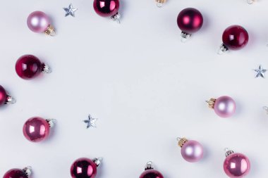 Cam topların olduğu bir Noel sahnesi