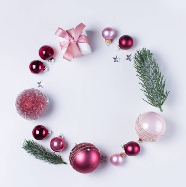 Cam topların olduğu bir Noel sahnesi