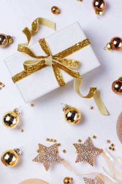 Altın madalyalarla bezenmiş Noel sahnesi