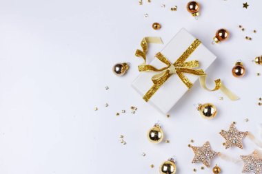 Altın madalyalarla bezenmiş Noel sahnesi