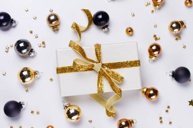 Cam topların olduğu bir Noel sahnesi