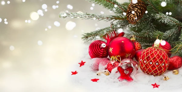 Árvore perene e decorações de Natal vermelho — Fotografia de Stock