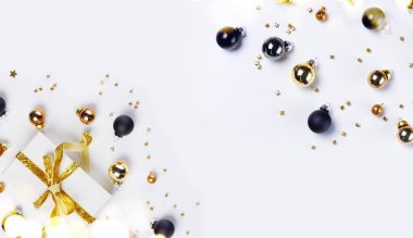 Cam topların olduğu bir Noel sahnesi