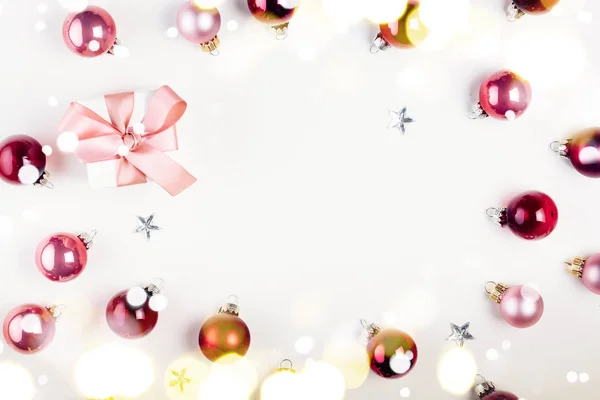 Kerstmis platte lay scene met glazen ballen — Stockfoto