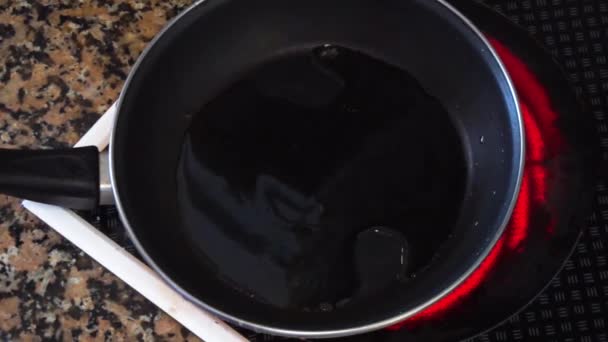 Μαγείρεμα των αυγών στο τηγάνι μαύρο — Αρχείο Βίντεο