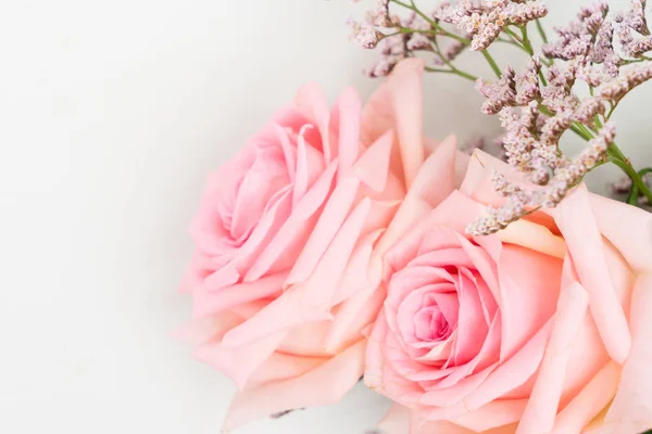 上からテーブルの上の つの新鮮なバラをクローズ アップ — ストック写真