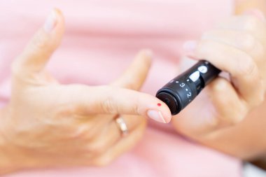 Kan şekeri seviyesini ölçün.