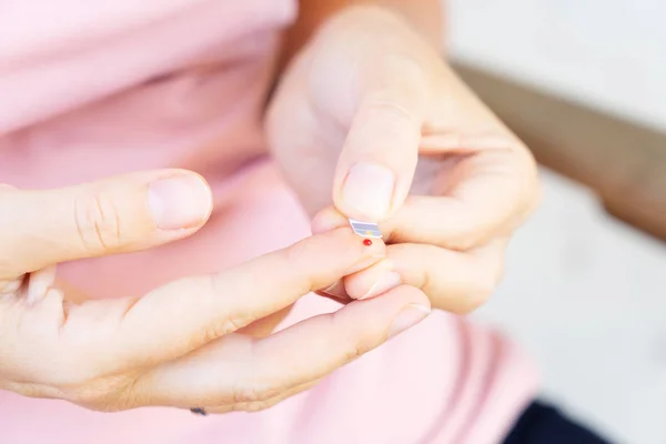 Measurnig blood sugar level — Stock Photo, Image