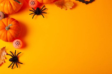 Turuncu arka planda Cadılar Bayramı sahnesi