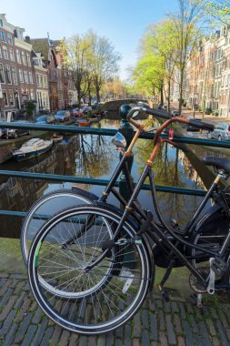 Amsterdam 'daki kanallardan biri.