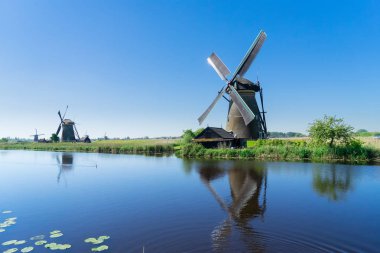Hollanda yel değirmeni nehir suları üzerinde
