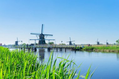 Hollanda yel değirmeni nehir suları üzerinde