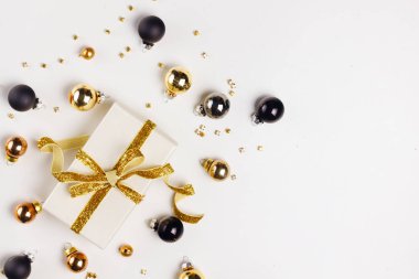 Cam topların olduğu bir Noel sahnesi